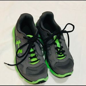 Under Armour  Size 4.5 Gray and Green Boys Shoes